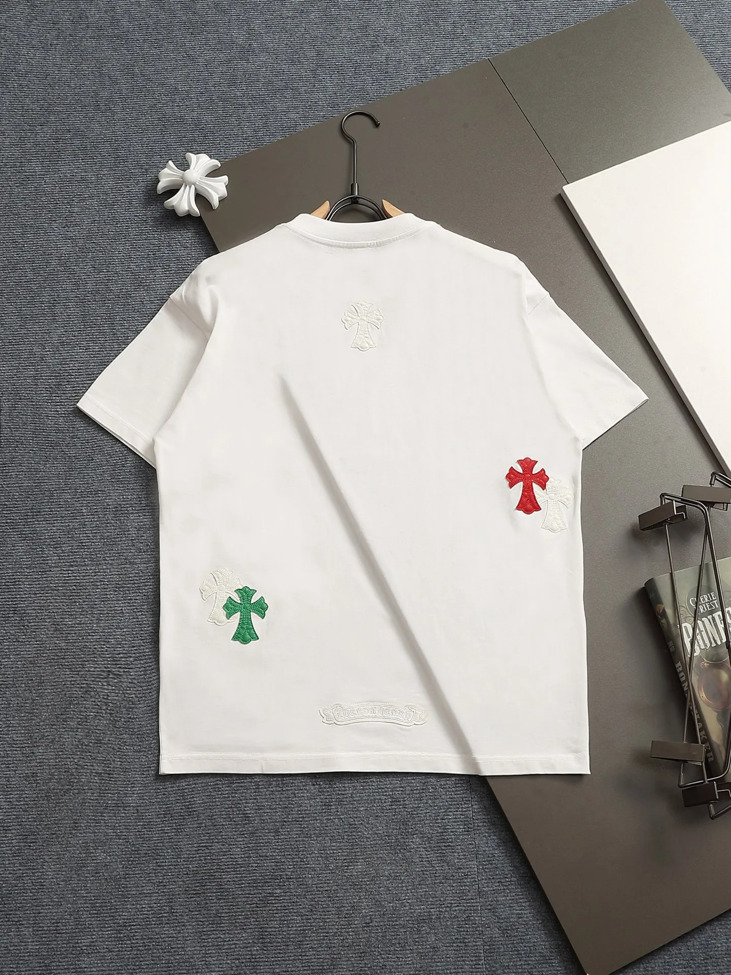 🅿️220 Chrome hearts ch Chrome hearts cross leather short-sleeved T-shirts. Large version. Loose and stylish. The difference is the low version, the slim version, the upper body and the crotch. 100% commitment: top quality, not fast food. The highest version on the market. Top quality, 320 grams. 26 custom-dyed double yarn cotton, same style for men and women, complete with three standards. Color: Black White Khaki Size: XS-L Size chart: